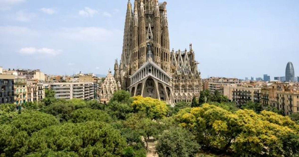  Sagrada Familia  prek qiellin  arrin lartësinë rekord prej 172 5 metrash