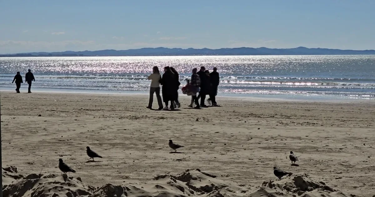 Dyndje në plazhin e Durrësit  Jo vetëm nga Tirana  vizitorë nga Elbasani dhe Kosova në qytetin bregdetar