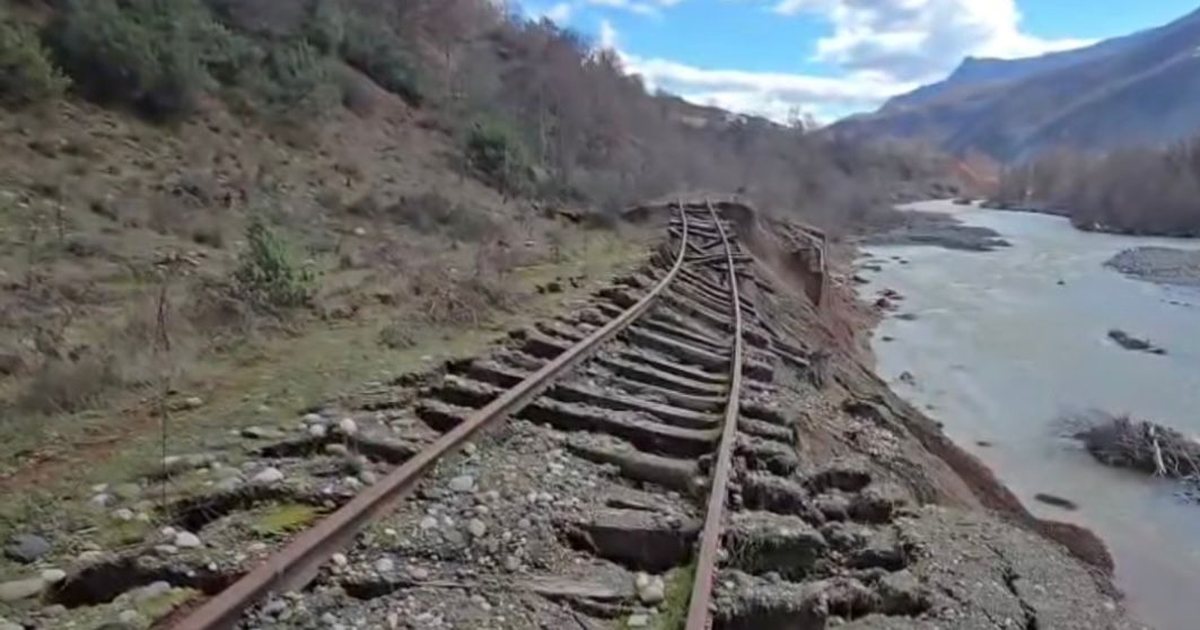 Librazhd  pas dëmtimit të rrugës dhe shtyllës së Tensionit të Lartë   shkatërrohet edhe traseja e hekurudhës