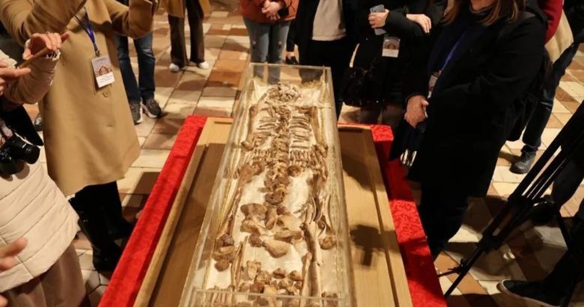 Janë parë vetëm një herë  eshtrat e Shën Françeskut të Assisit ekspozohen në 800 vjetorin e vdekjes së tij