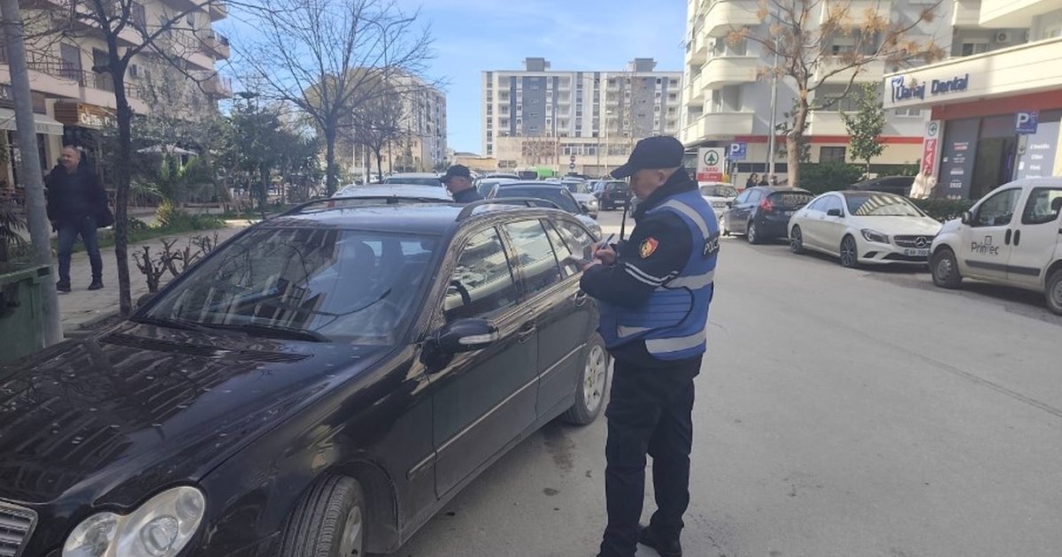 Policia e Vlorës nis aksionin kundër parkimit të dyfishtë  masa administrative dhe mjete të bllokuara