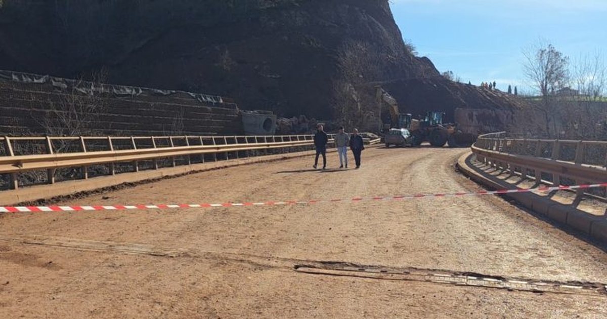 Rrëshqitjet e tokës në aksin Librazhd Pogradec  shtylla e tensionit të mesëm rrezikon shembjen  stakohet energjia elektrike