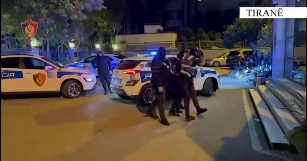 Lëvizte me pistoletë në brez  pranga 30 vjeçarit në Tiranë