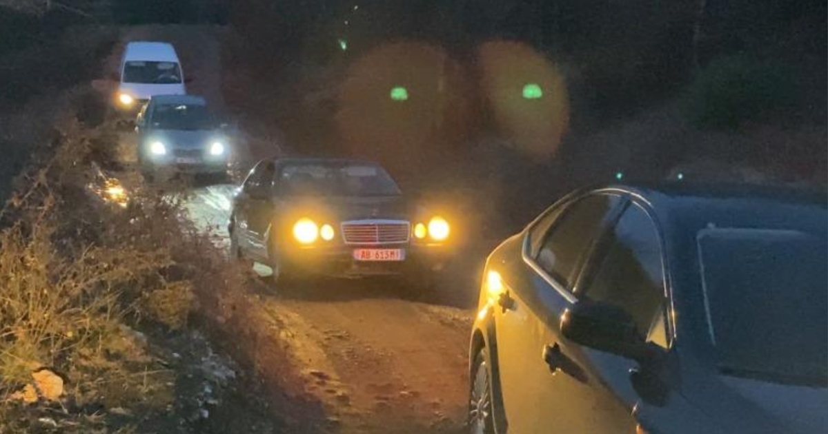 Shembja e aksit Librazhd Pogradec  shoferët të mërzitur  Rrugë dhish  katastrofë  Nga 3 orë e bëjmë për 6