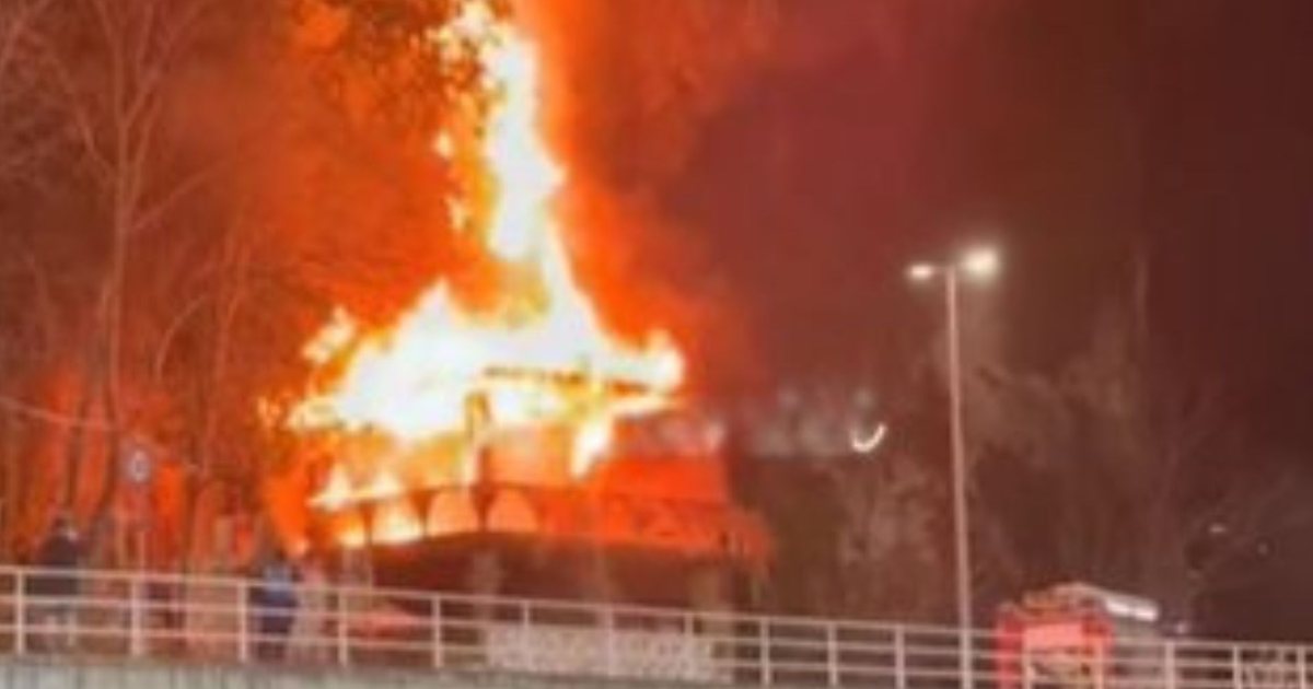 Vlorë  Lokali në  Lungomare  përfshihet nga flakët  shkaqet e zjarrit mbeten ende të paqarta