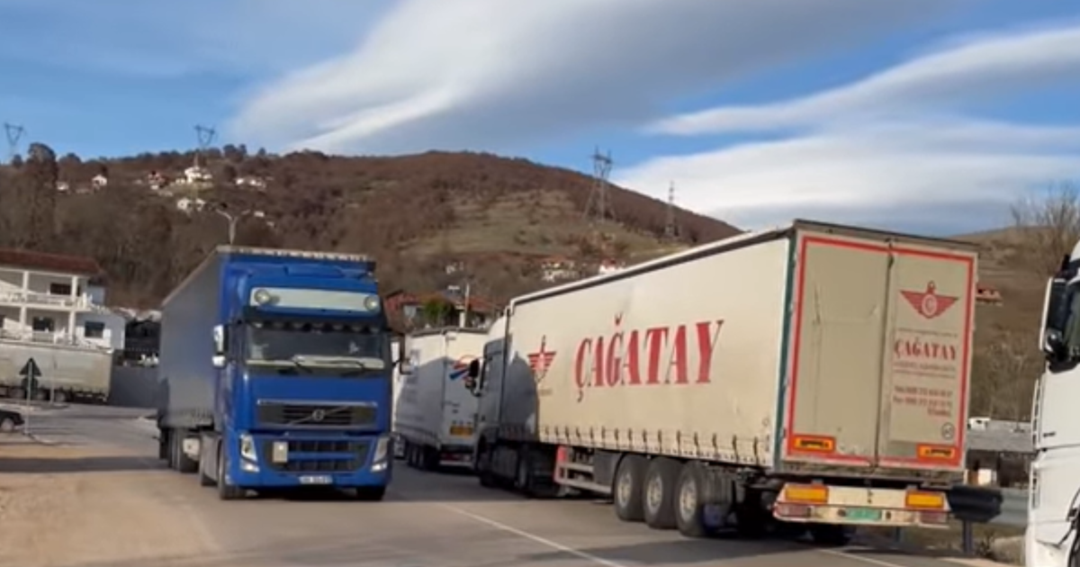  Paralizimi  i juglindjes  dhjetëra kamionistë prej 3 ditësh të bllokuar në Qukës  shoferët  Po sjell dëm të madh ekonomik