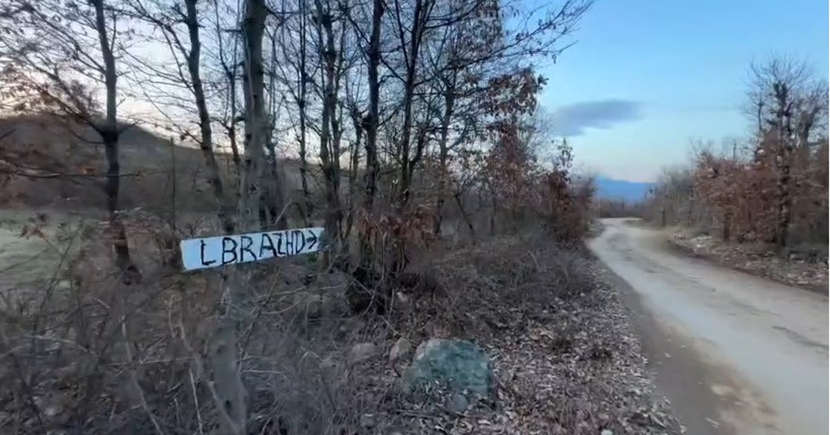 Dita e pestë e bllokimit të aksit Librazhd Prrenjas  banorët vendosin sinjalistikë orientuese në rrugët alternative