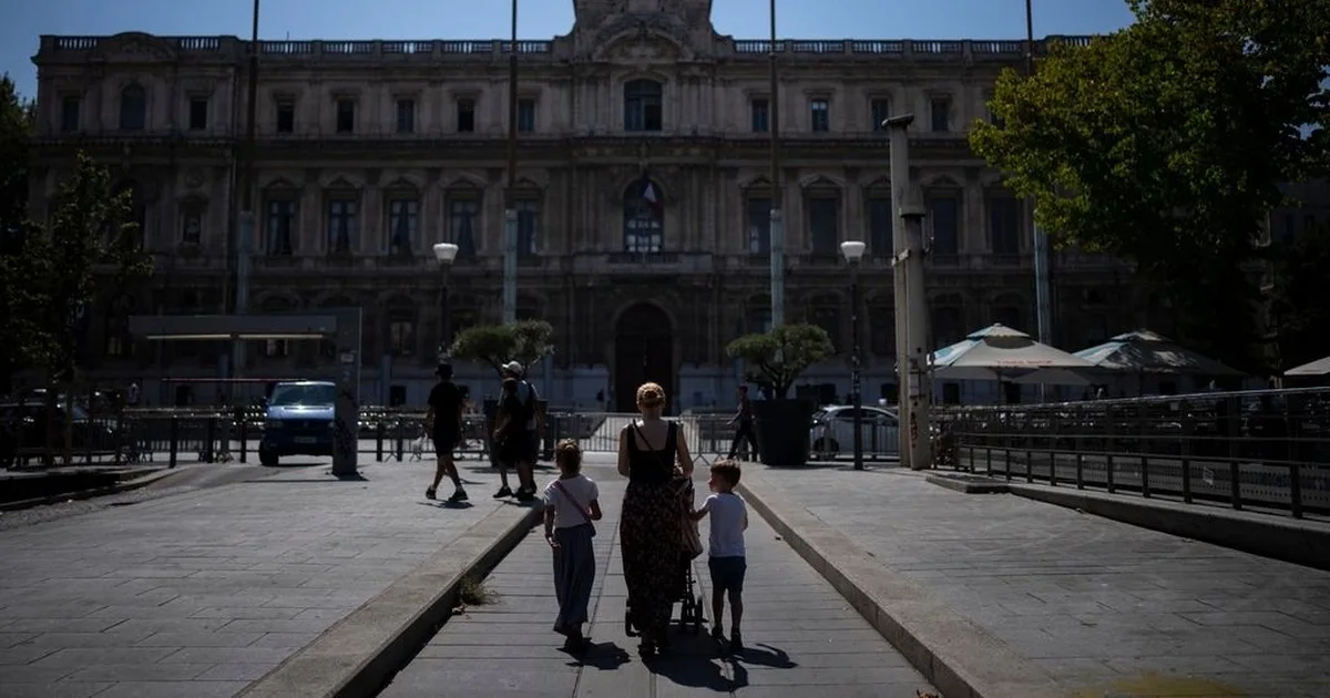 Temperatura jashtëzakonisht të larta në Francë në mes të dimrit   Merkuri i afrohet 30 gradëve