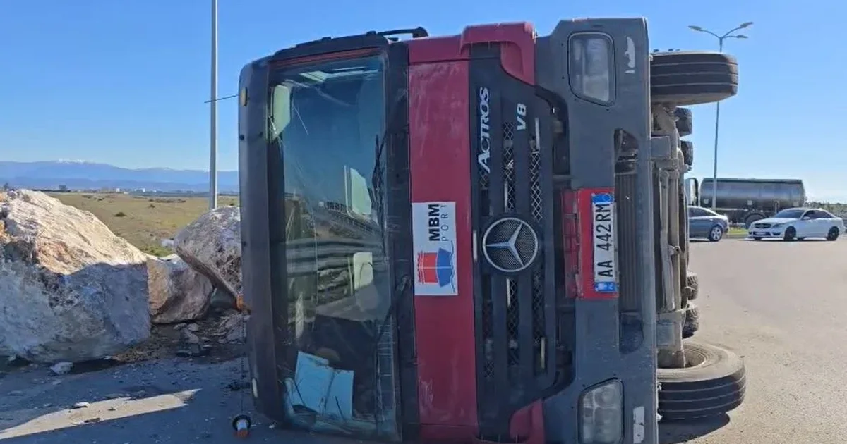 Përmbyset në zonën e Porto Romanos kamioni i ngarkuar me gurë
