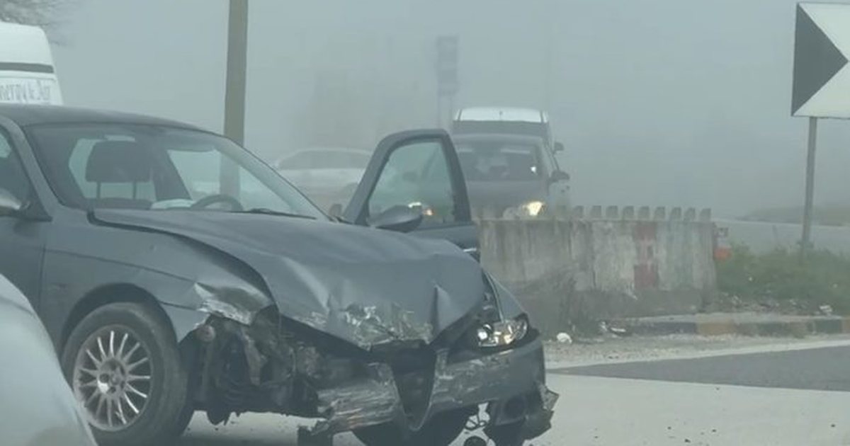 Aksident në Fier  makina del nga rruga dhe përplaset me bordurën  shkak shpejtësia dhe mjegulla