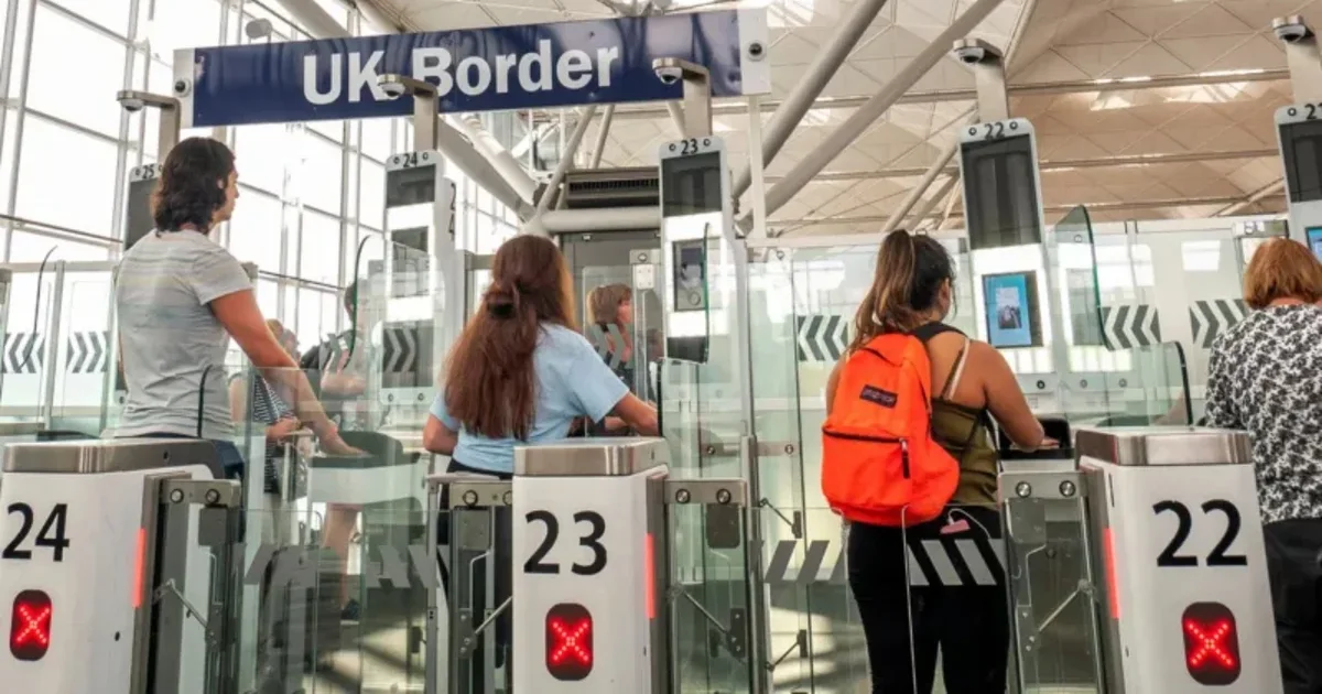 Rregulla të reja udhëtimi në Mbretërinë e Bashkuar  sfida për personat me shtetësi të dyfishtë  ja çfarë ndryshon