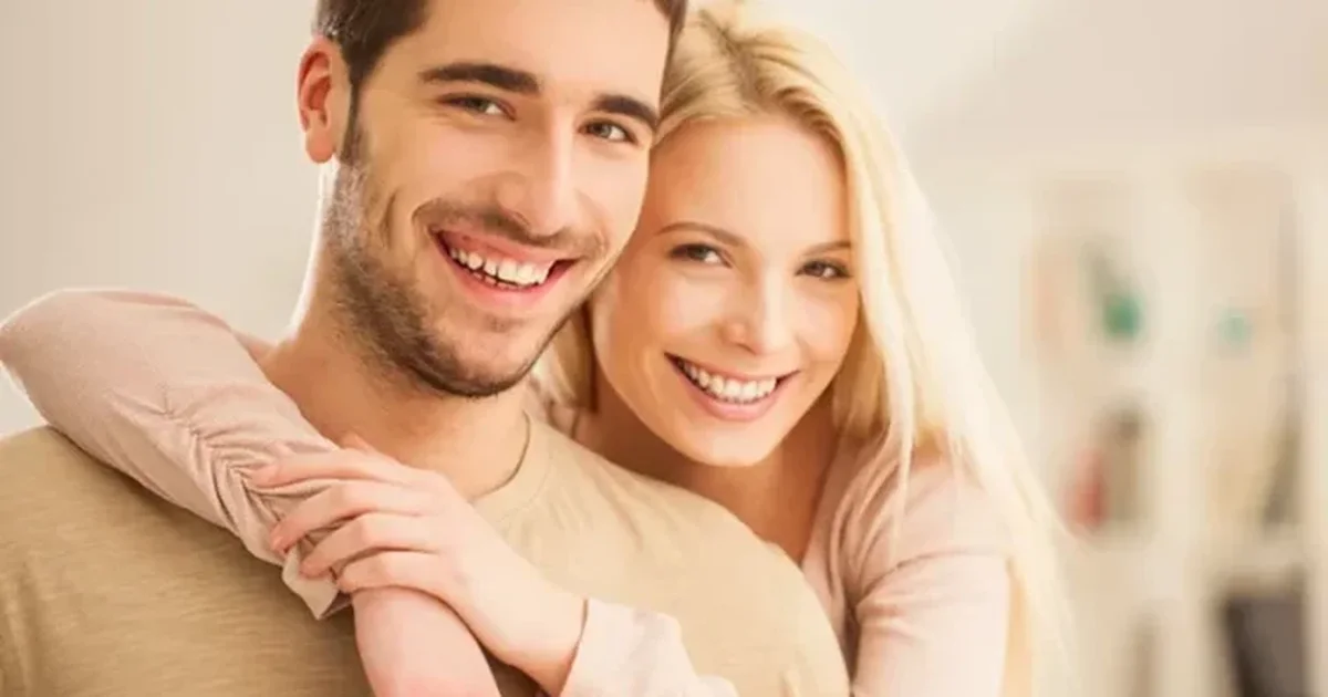 Çiftet e suksesshme bëjnë këto 2 gjëra kur grinden