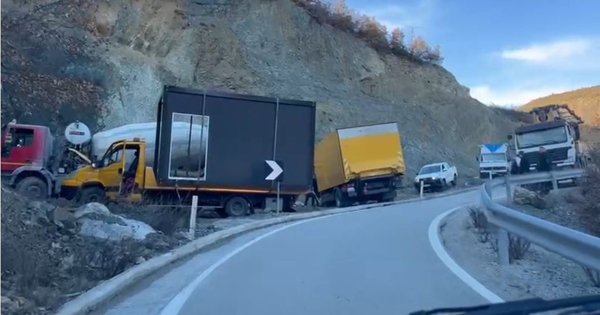 Rrugë alternative pas bllokimit te  Arra e Gurrës   vështirësohet qarkullimi i mjeteve në aksin Lozhan Moglicë Gramsh