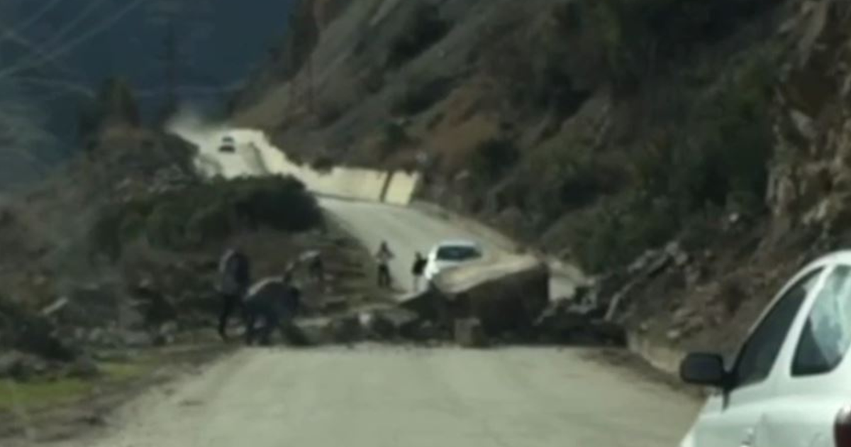 Çahet asfalti i aksit Përmet Skrapar  ndërtuar nga Salillari në 2019    hyrja në qytet e bllokuar prej 3 orësh