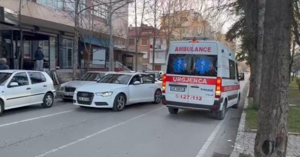 Aksident në Korçë   Benzi  përplas këmbësoren në vijat e bardha  E moshuara niset me urgjencë drejt spitalit