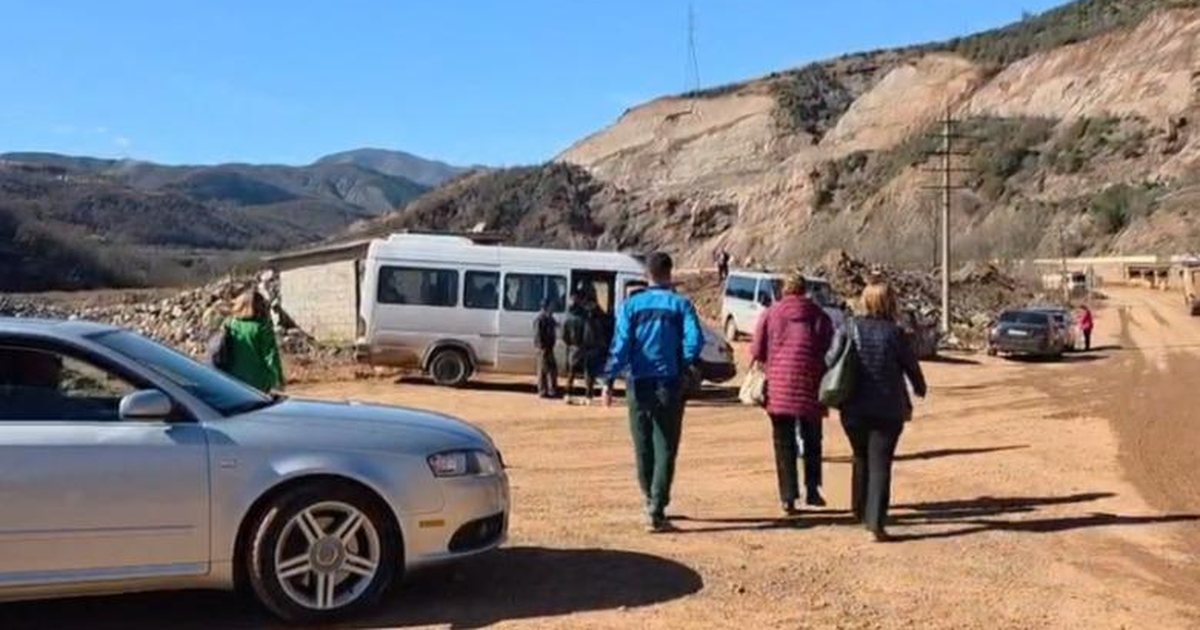 Shembja e rrugës Librazhd Pogradec  Mësues  infermierë e mjekë detyrohen të ecin orë të tëra në këmbë për në punë