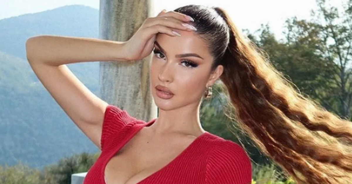 FOTO  Modelja shqiptare sfidon dimrin  pozat me bikini të kuqe në mes të borës