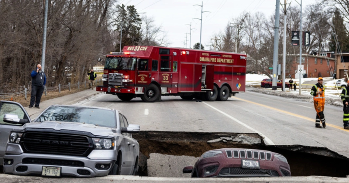 E frikshme  Hapet toka në SHBA  ruga  gllabëron  papritur dy makina  VIDEO 
