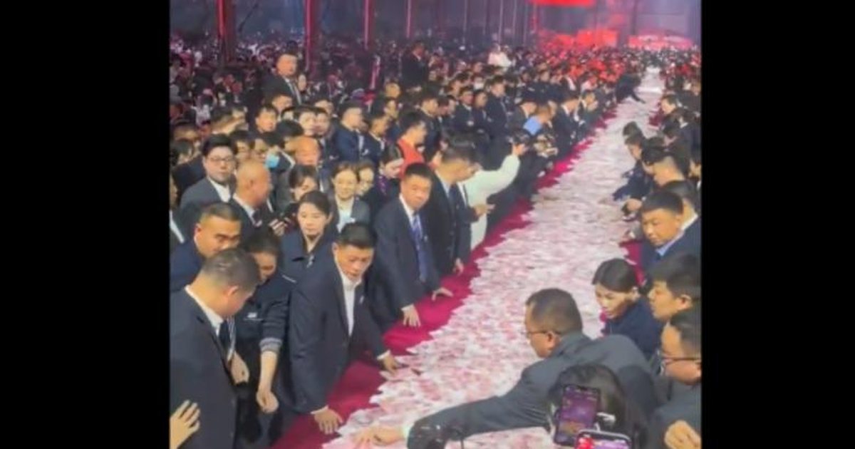 Tryeza plot me para  Shefi i kompanisë kineze shpërblen punonjësit me 22 milionë euro 