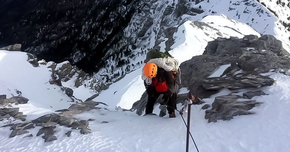 Hap pas hapi  operacioni dramatik i shpëtimit të një skiatori bllokuar nga një ortek në liqen  VIDEO 