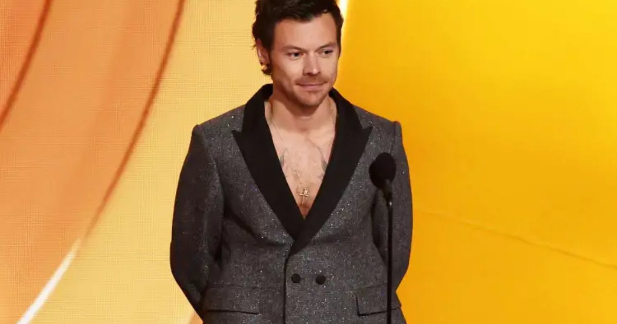 Habit këngëtari i famshëm  Qesha në funeralin e gjyshes  më frymëzoi për këngë