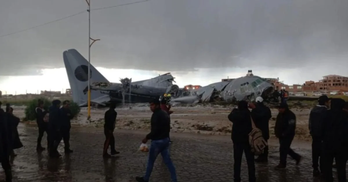 TRAGJEDI  Avioni rrëshqet nga pista gjatë uljes dhe përplaset me makinat në aeroport  20 viktima dhe 30 të plagosur