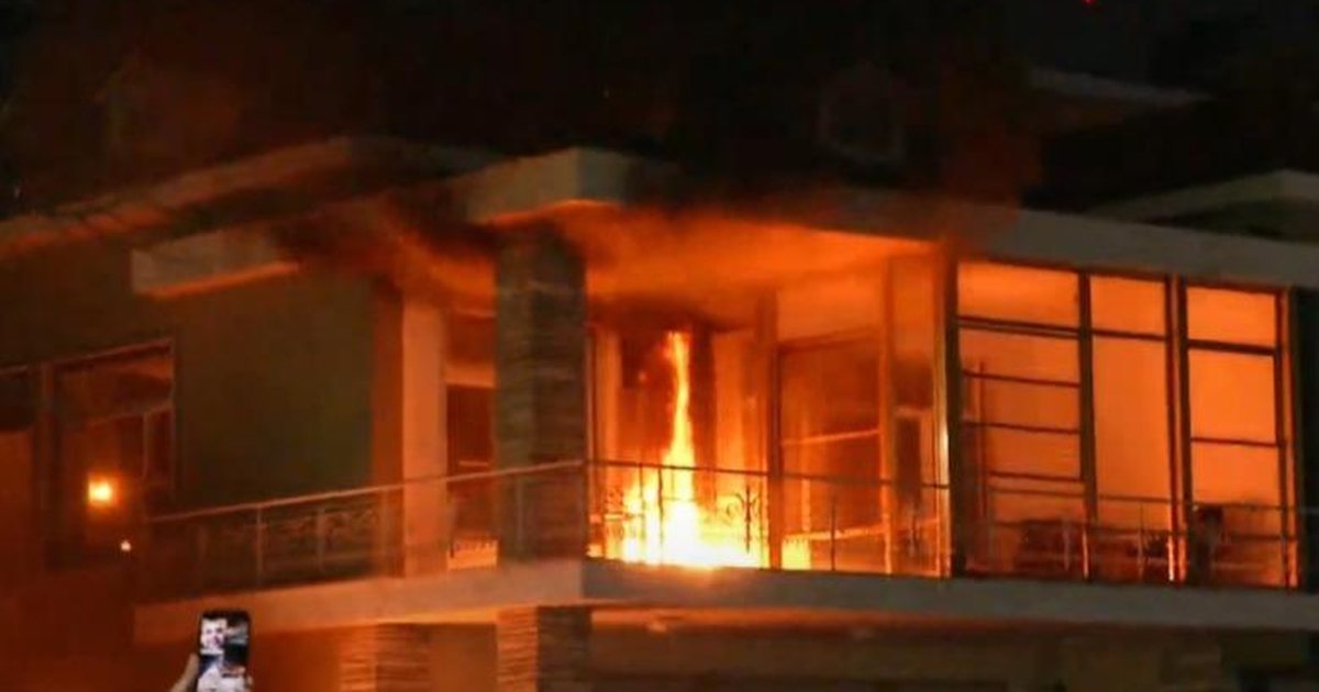 Protesta e PD  Breshëri molotovësh dhe fishekzjarrësh drejt vilës së Enver Hoxhës  brenda ndodhen njerëz