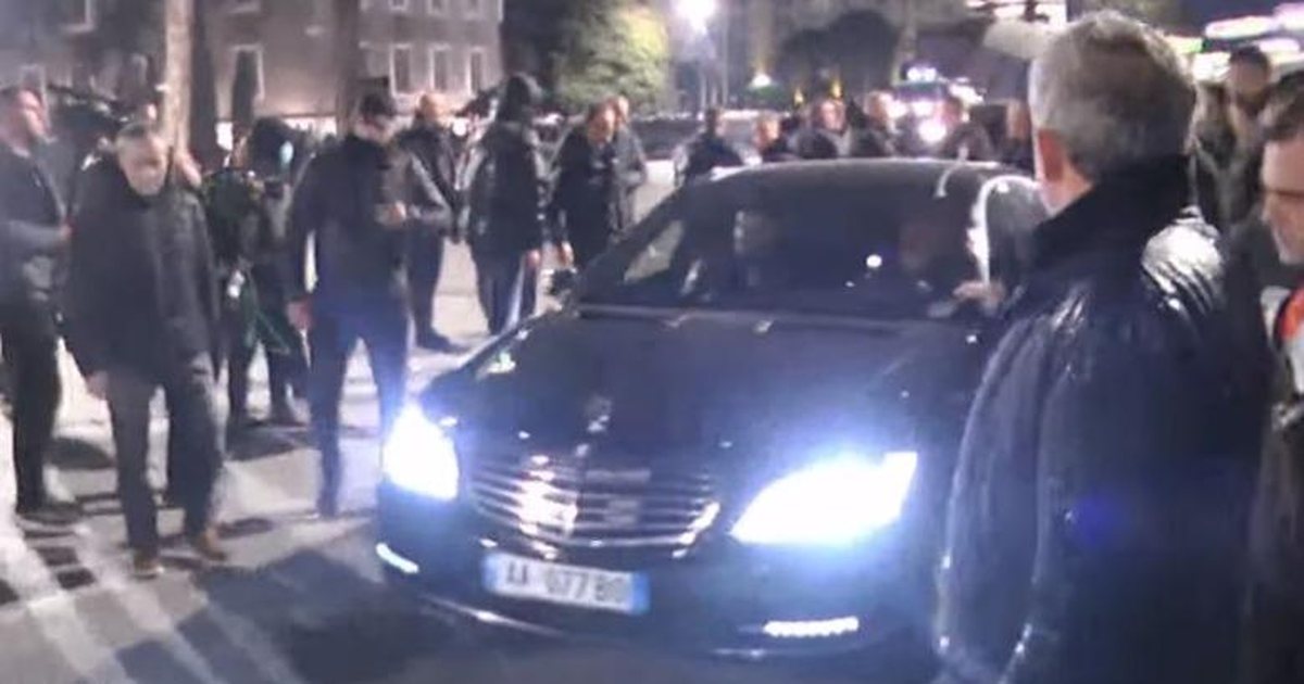 Pas marshimit me militantët në Tiranë  Berisha i hipën  Benzit  luksoz dhe largohet nga protesta