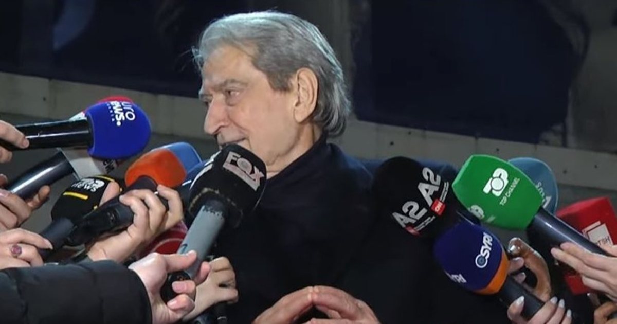 Zjarri te vila e ish diktatorit Hoxha  Berisha  Agjentë të infiltruar mashtruan protestuesit e PD  u thanë që ishte Rama brenda