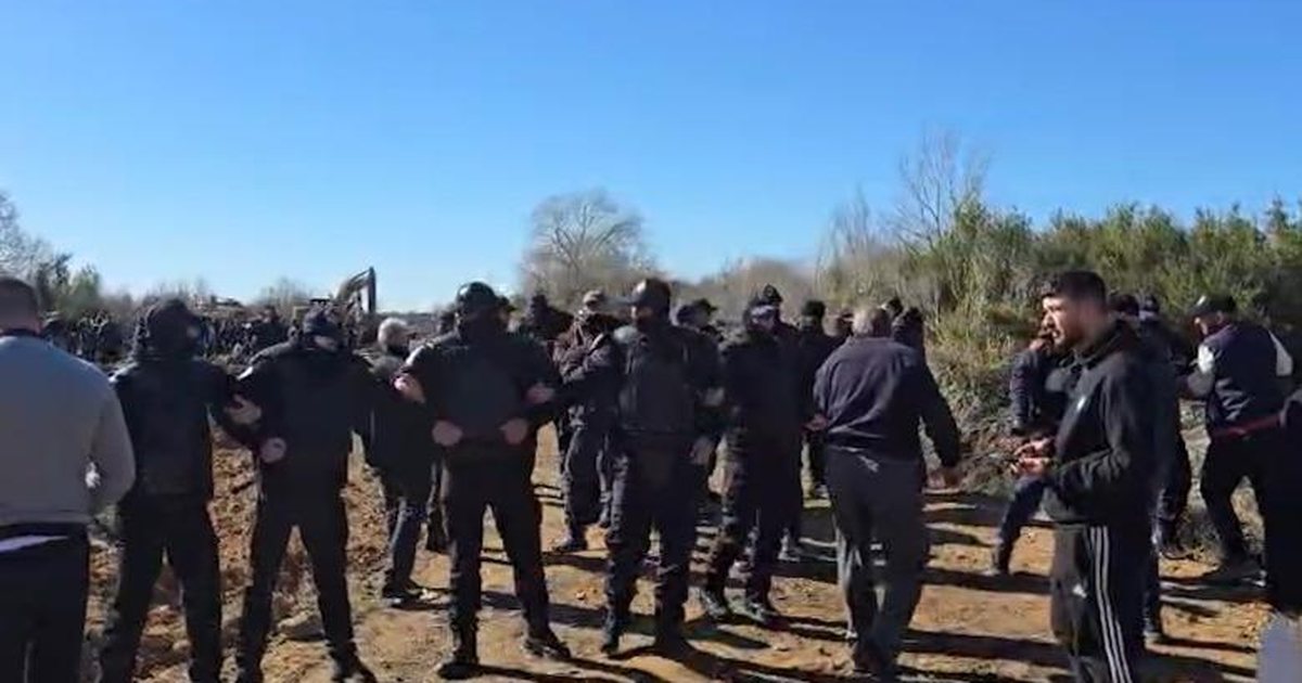 Protesta kundër resortit të Bashkim Ulajt  arrestohen 2 banorë të Rrjollit  15 të tjerë shpallen në kërkim