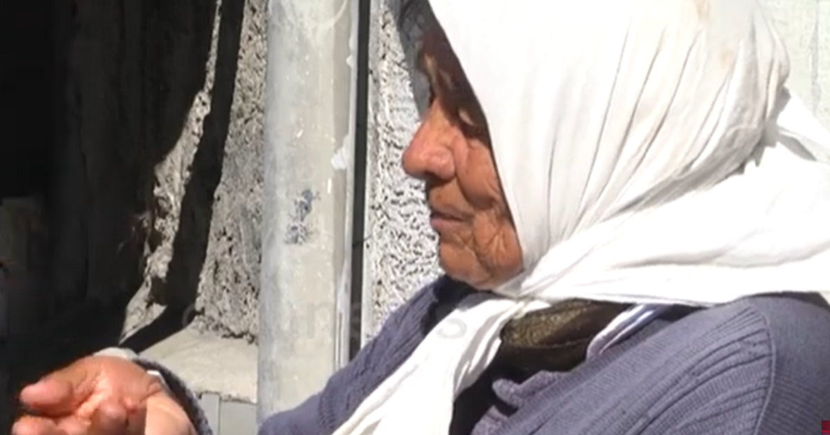  Çdo ditë në pritje të shpresës  Me djalin e sëmurë dhe pa mbështetje  e moshuara kërkon lëmoshë 