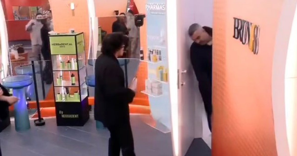 Rogerti aktron skenën dramatike në shtëpi  bën sikur e g det Mali me derë dhe shtrihet në tokë  VIDEO 