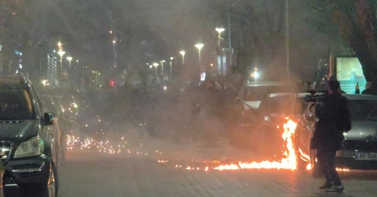 Çfarë nuk u pa nga protesta e djeshme e PD  militantët e Berishës nuk kursejnë as makinat me molotovë