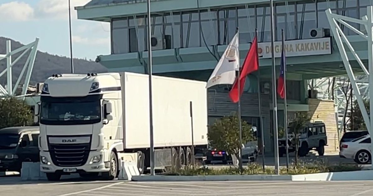 Kakavijë  300 kamionë hynë në Shqipëri  Orë të gjata pritje në kufi