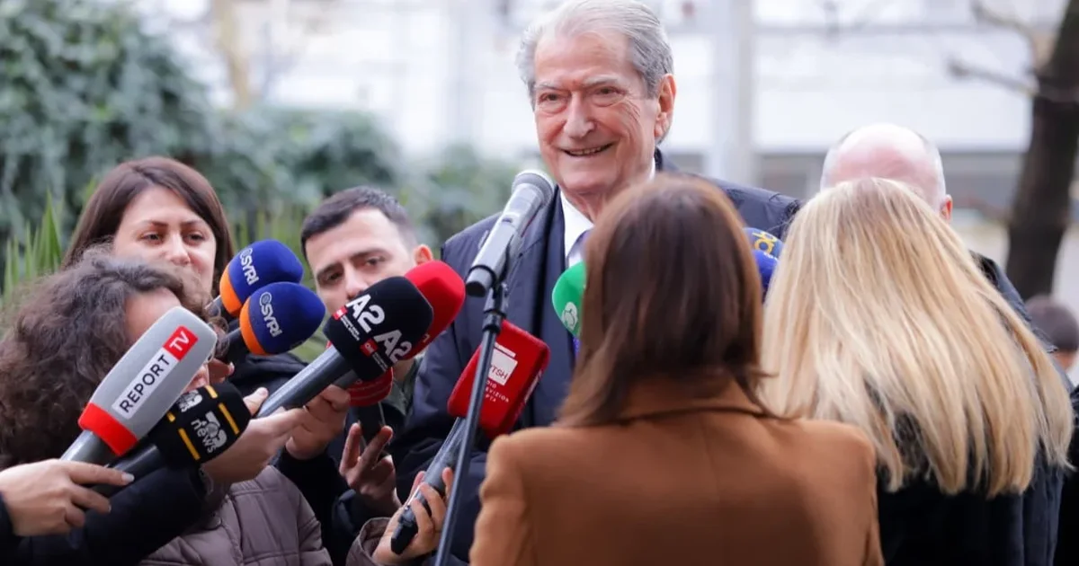 Artistët ishin brenda ish vilës së Enver Hoxhës gjatë sulmit me molotovë  Berisha  Nuk e dija që ndodheshin aty