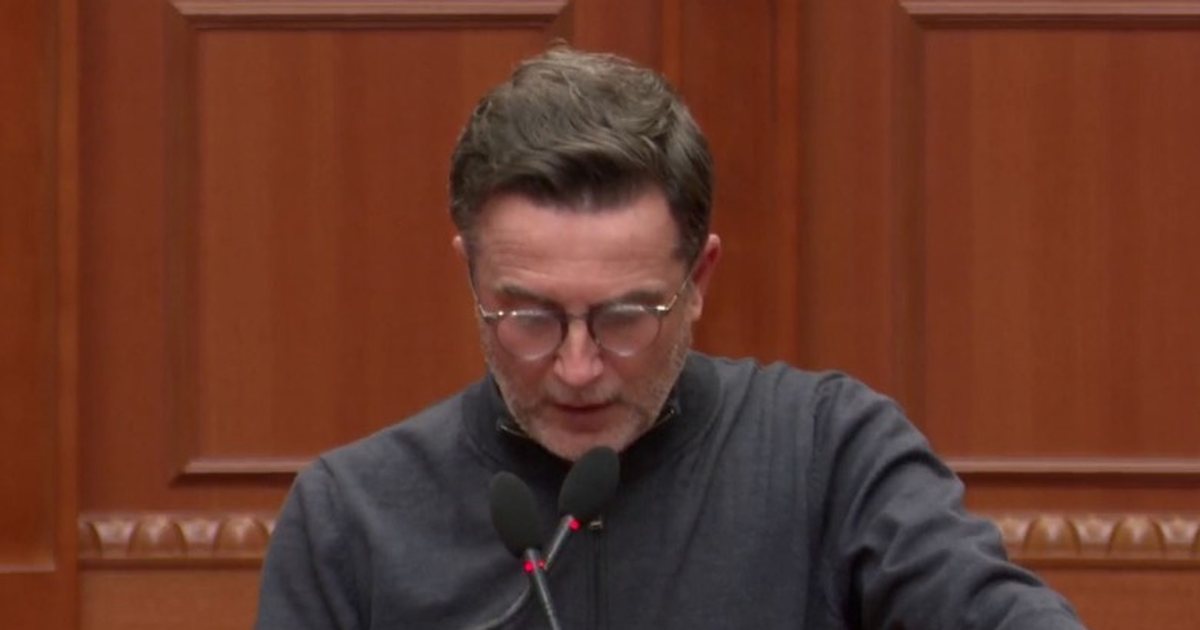  Rruga e prishur  fëmijët ecin mes baltës për shkollë   Braçe  Punimet e OST po zvarrisin ndërtimin në Selitë