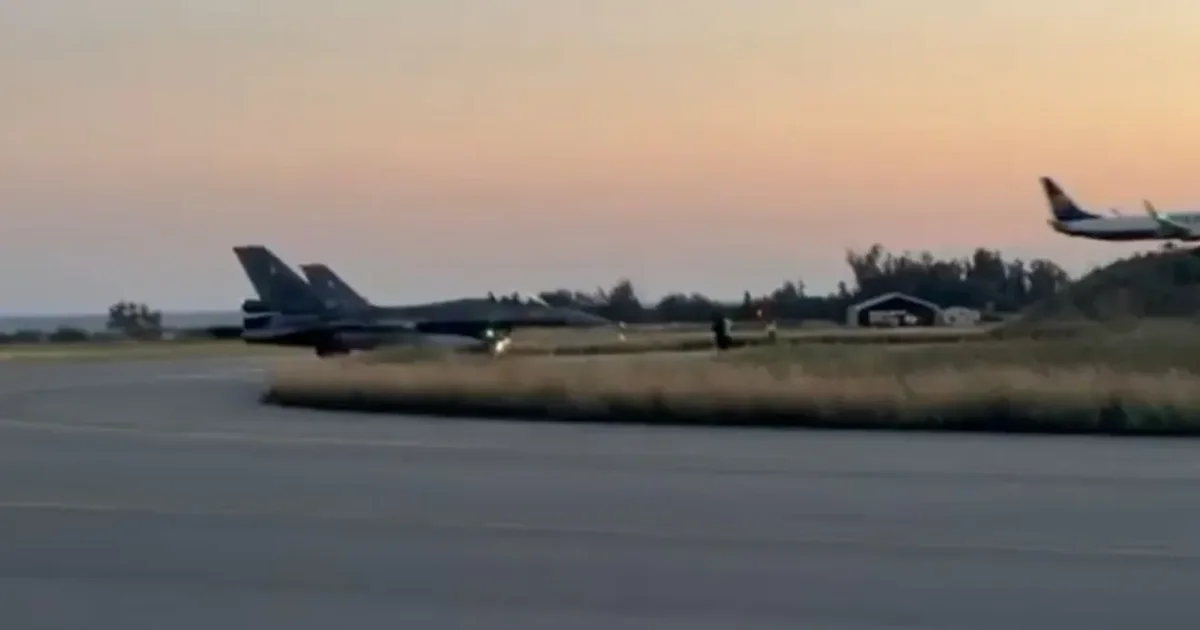 Avionët luftarakë grekë F 16 mbërrijnë në Qipro   Fregatat janë gjithashtu në det  VIDEO 