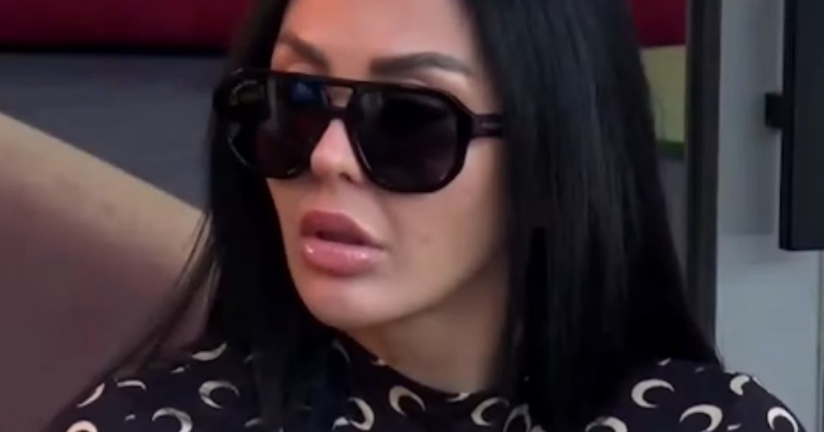 Brikena ka të dashur jashtë  Edisa  Një femër aq tradicionale nuk vishet ashtu si    