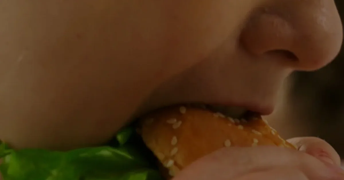 Rritet pesha e shqiptarëve  60  e të rriturve rezultojnë mbi peshë  1 në 10 fëmijë është obez