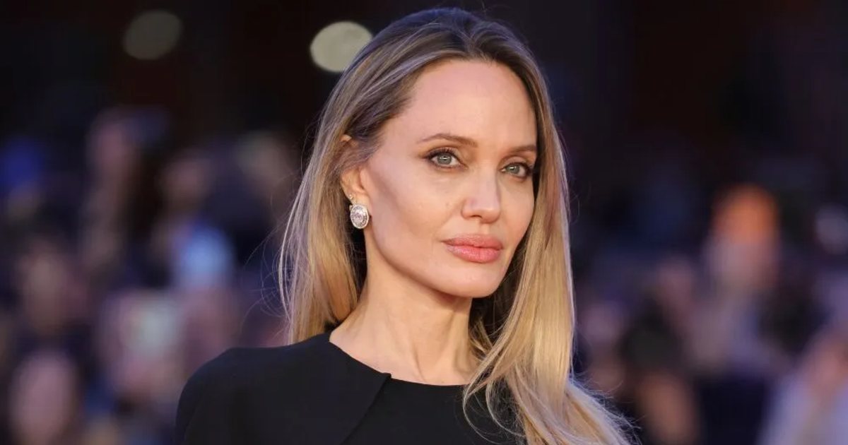  Prioritet absolut është     Zbulohet arsyeja pse Angelina Jolie pas divorcit zgjedh të qëndrojë beqare