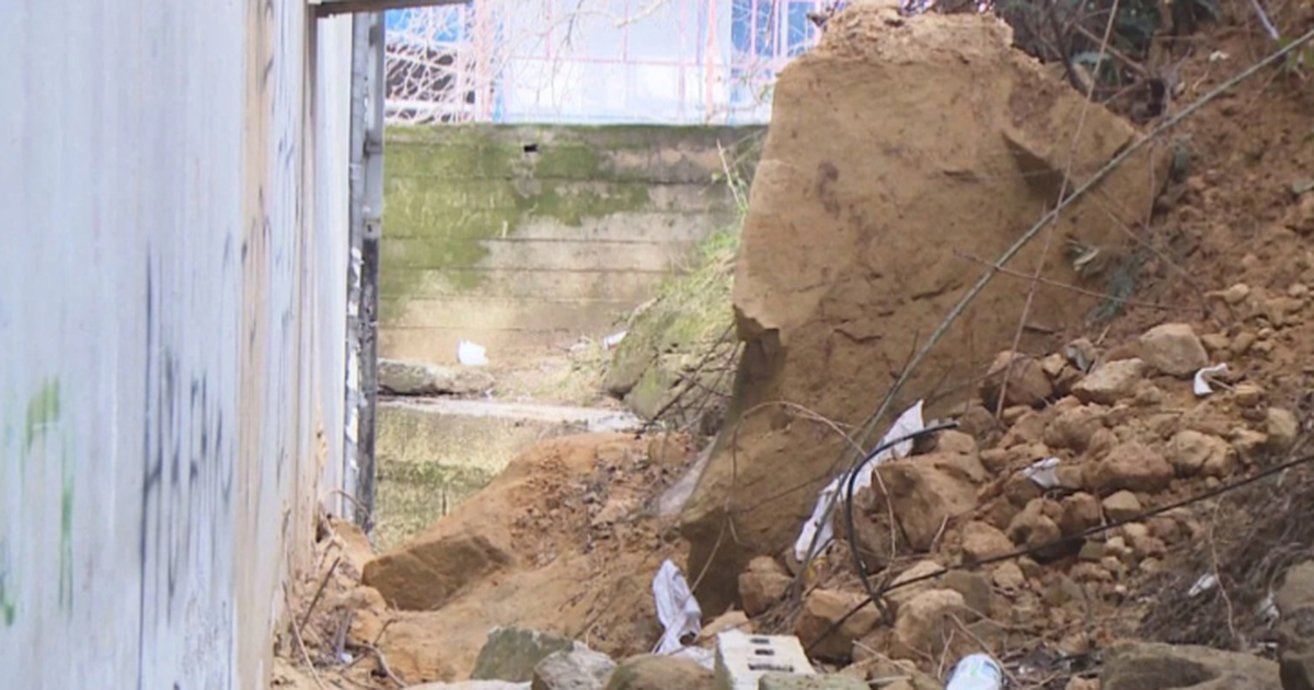 Rrezik për banorët në Fresk  kodra shembet mbi kabujt elektrikë  institucionet reagojnë vetëm pas denoncimit