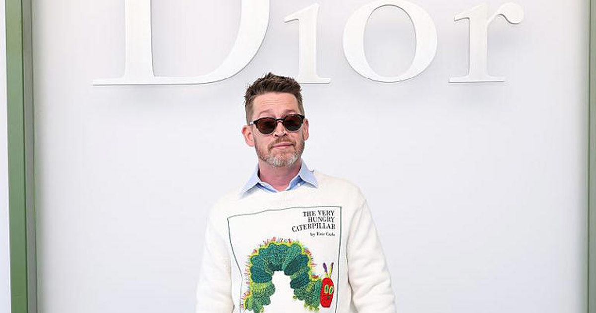 Macaulay Culkin surprizon në pasarelën e Parisit me thonj të kuq e të gjelbër dhe bluza me krimb