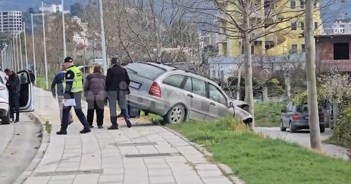 Aksident në Vlorë  Pas përplasjes  dy mjetet dalin nga rruga  një i lënduar