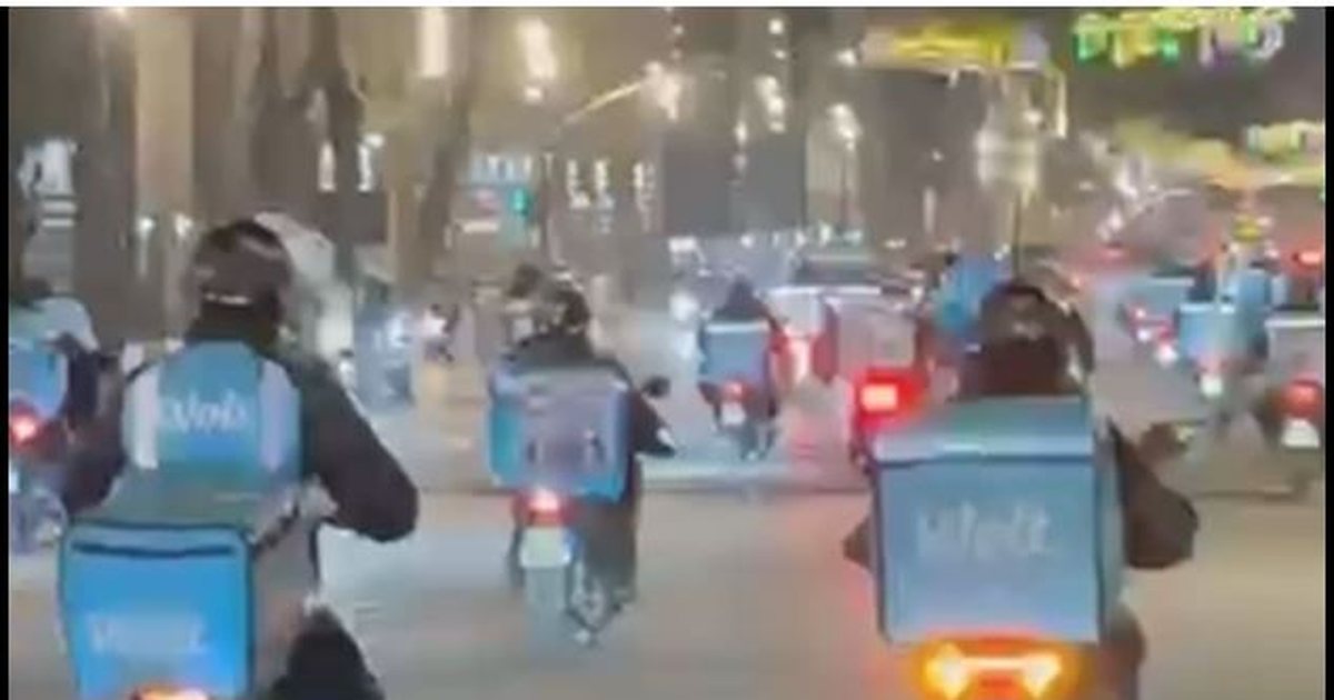 Motoristët e  Wolt  protestë në rrugët e Tiranës  Po na zëvendësojnë me indianë  duan të na heqin se   