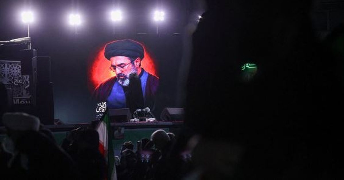 Irani nis raketa në Lindjen e Mesme me mbishkrimin  në shërbim  të Mojtab Khameneit