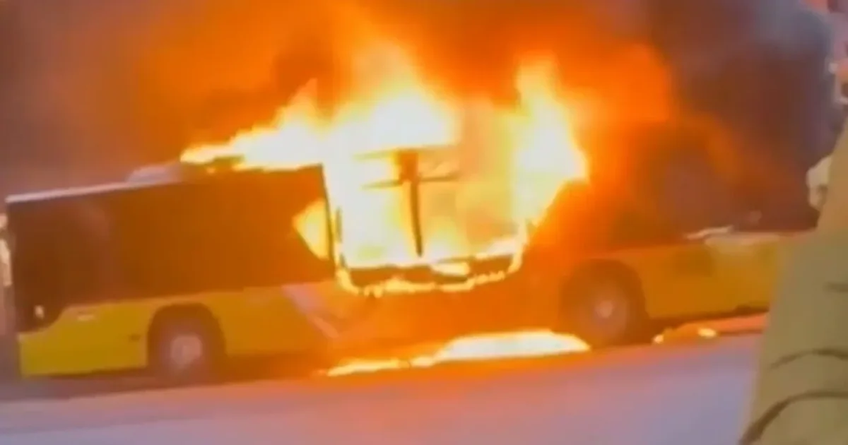 VIDEO  Aksident tragjik  burri i vë flakën vetes brenda autobuzit  mësohet se ka të vdekur dhe të plagosur