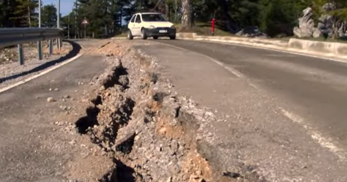 U përurua 1 vit më parë   50 metra asfalti i çarë në Zavalinë  banorët    Nuk na dëgjojnë  po na detyrojnë të ikim