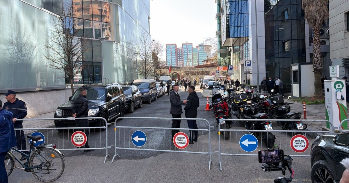 Kordonë sigurie tek ish godina e PD  Garda kontrolle të imtësimshme deputetëve të opozitës