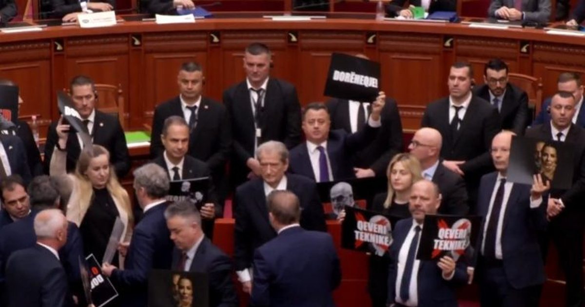 Rrëzimi i kërkesës së SPAK  Tensione në Kuvend  deputetët e PD bllokojnë foltoren