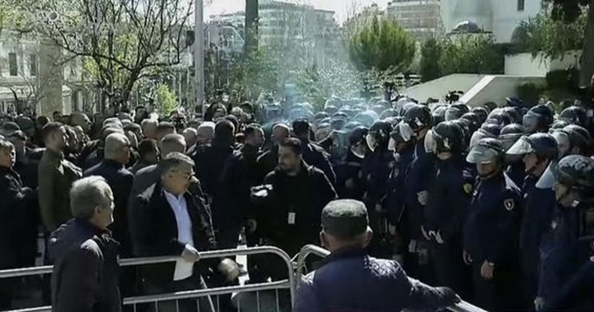 S KA MË PAQE  PS rrëzon SPAK  protestuesit lyejnë me bojë policinë para Kuvendit  Rama votoi për veten e tij